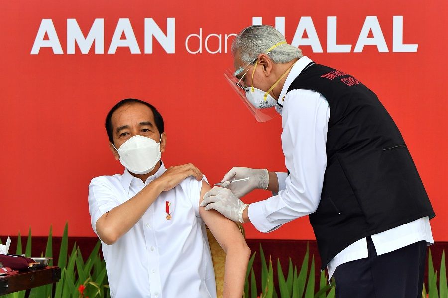 Indonesian President Joko Widodo receives a shot of the China-made Sinovac Covid-19 vaccine at the Merdeka Palace in Jakarta, Indonesia, 13 January 2021. (Courtesy of Agus Suparto/Indonesian Presidential Palace/Handout via Reuters)