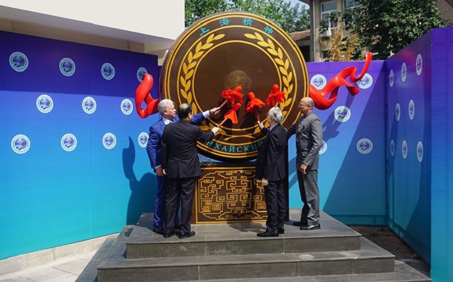 The ceremony of raising the state flags of the two new SCO member states, the Republic of India and the Islamic Republic of Pakistan. (SCO website)