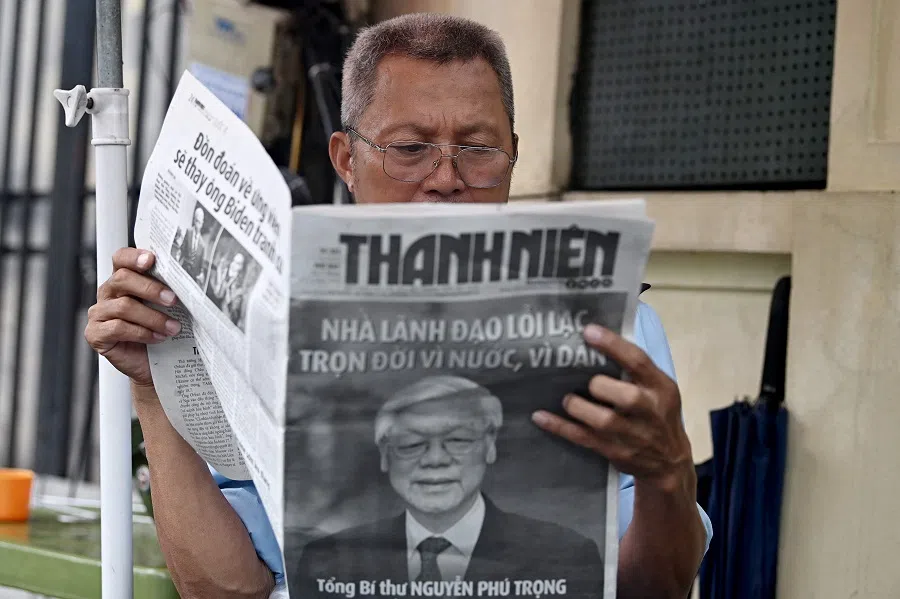 A man reads a newspaper reporting on the death of Nguyen Phu Trong, the general secretary of the Communist Party of Vietnam, in Hanoi on 20 July 2024.  (Nhac Nguyen/AFP)