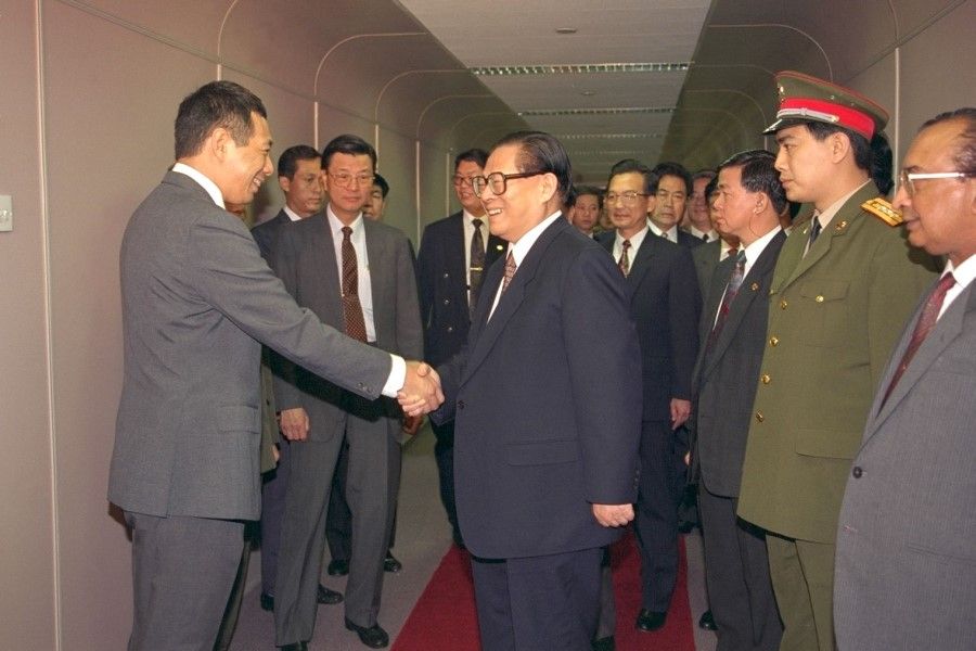 Deputy Prime Minister Lee Hsien Loong sending off Chinese President Jiang Zemin following his visit to Singapore, 10 November 1994. (SPH Media)
