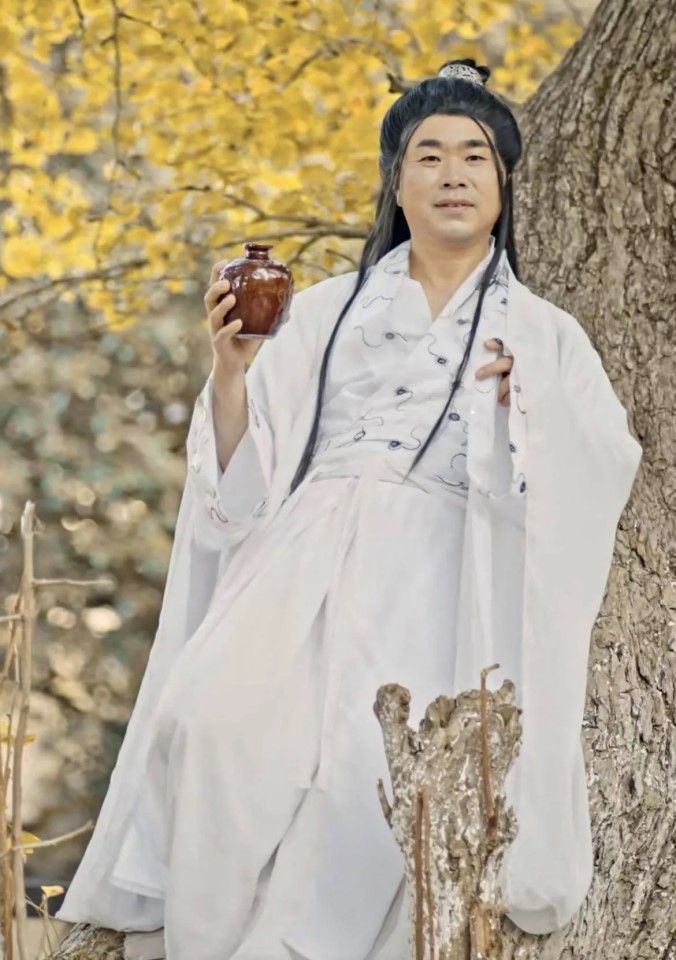 Xie Wei, director of the Cultural and Tourism Bureau of Suizhou city in Hubei province, drew criticism for his styling as a character from the movie The Assassin. (Internet)