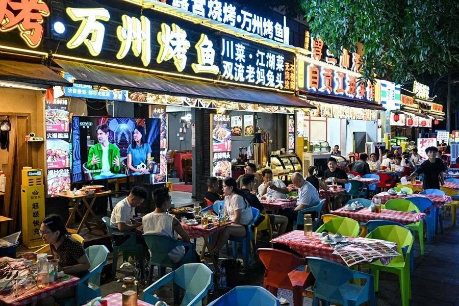 People enjoy some meals in restaurants in Chengdu, in China's southwestern Sichuan province on 26 June 2026.