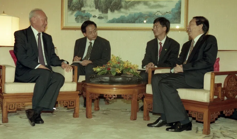 Then Chinese premier Zhu Rongji met Singapore then Senior Minister Lee Kuan Yew, 30 November 1999. Zhu was in Singapore to deliver the 17th Singapore Lecture.