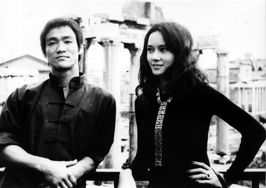 Bruce Lee relaxing with co-star Nora Miao while filming The Way of the Dragon (猛龙过江) in Italy.