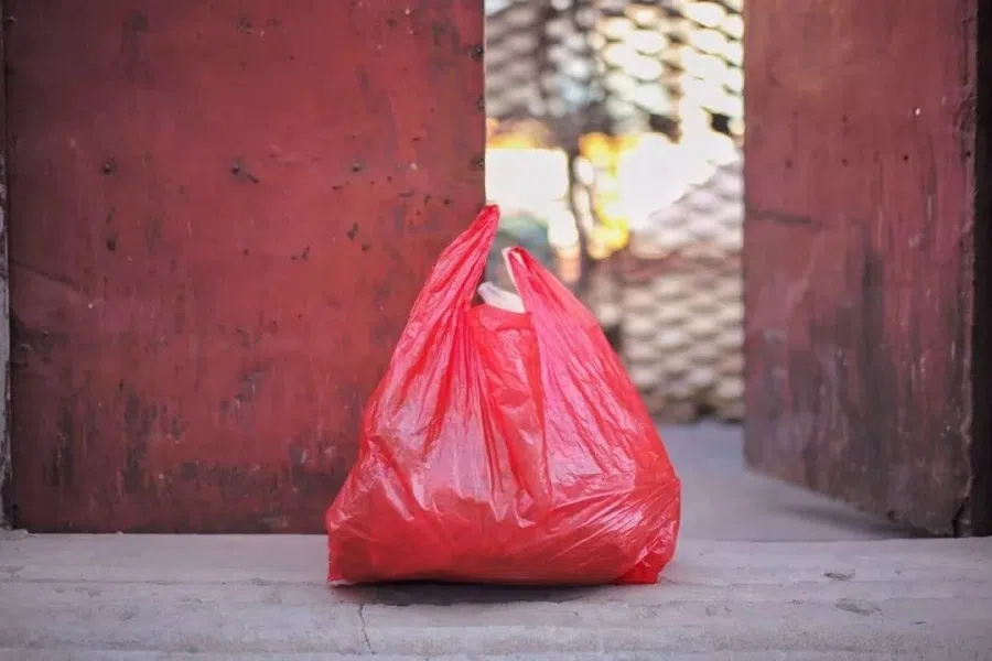 Food from her neighbours left outside her doorstep. (Guyu shiyanshi/Pengpai Hao)