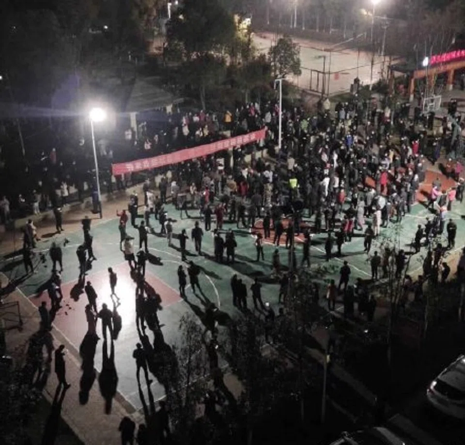 Hundreds of residents gathering at a basketball court in Sea Mountain estate in Yingcheng, Xiaogan, protesting over exorbitantly-priced vegetables.