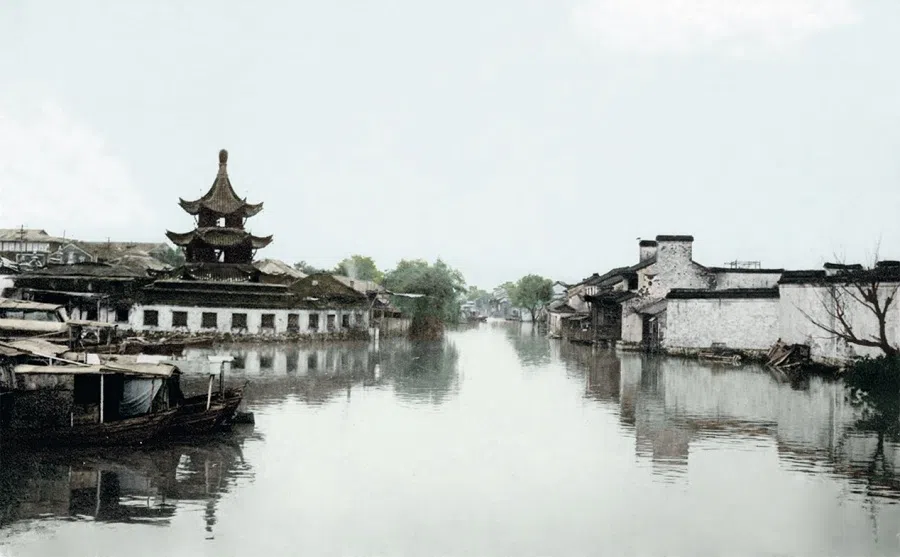 The scenic views along both banks of the Qinhuai River in Nanjing in the 1920s.