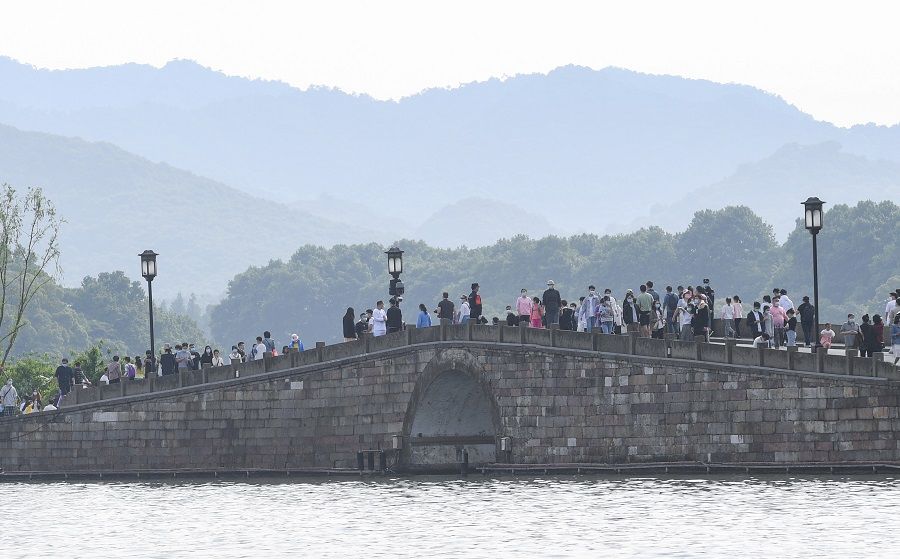 People tour the Broken Bridge in West Lake, Hangzhou, Zhejiang province, China, 2 May 2022. (CNS)
