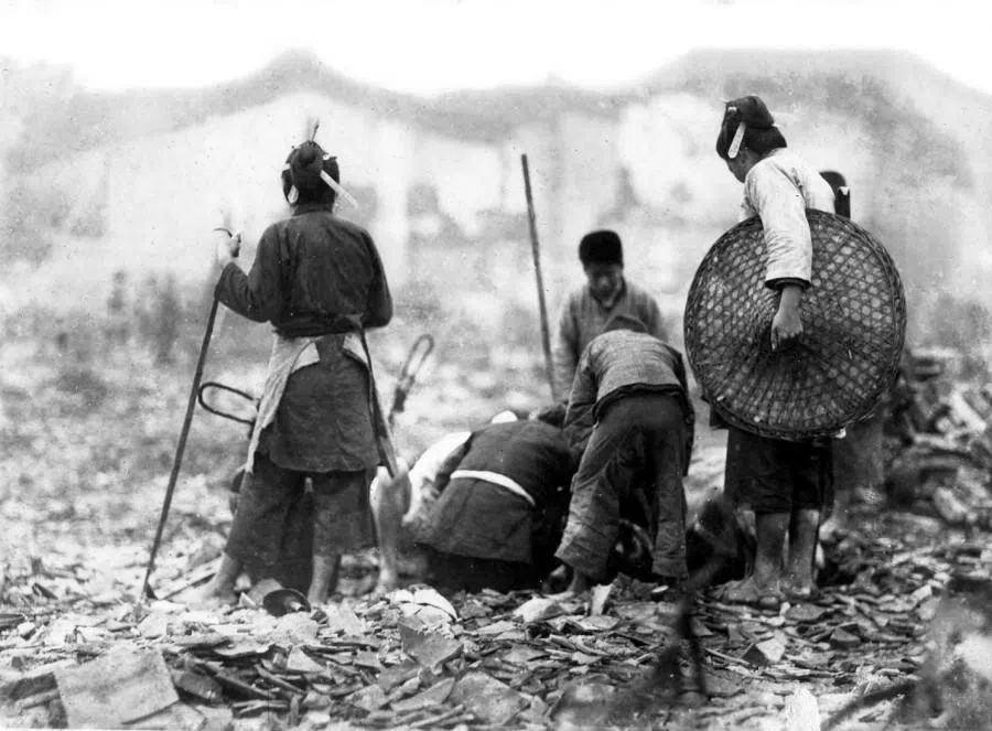 Fuzhou women working in the fields, circa 1920s. They were fully involved in every stage of agricultural labour — ploughing, weeding, sowing, transplanting rice seedlings, fertilising, and harvesting. Undaunted by scorching sun or harsh weather, they endured hardship and demonstrated resilience and toughness. The prevalence of heavy physical labour among Fujian women may also be seen as a legacy of ancient local matrilineal societies.