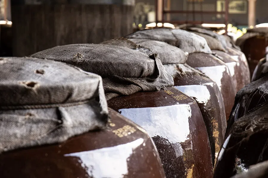 Earthernware jars used to make makgeolli. (iStock)