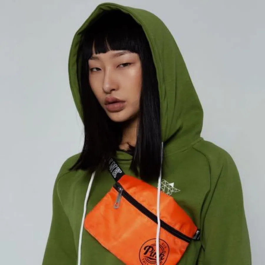 Model "Cai Niangniang" spoke out against the "slit eyes" controversy. (Weibo/菜孃孃)