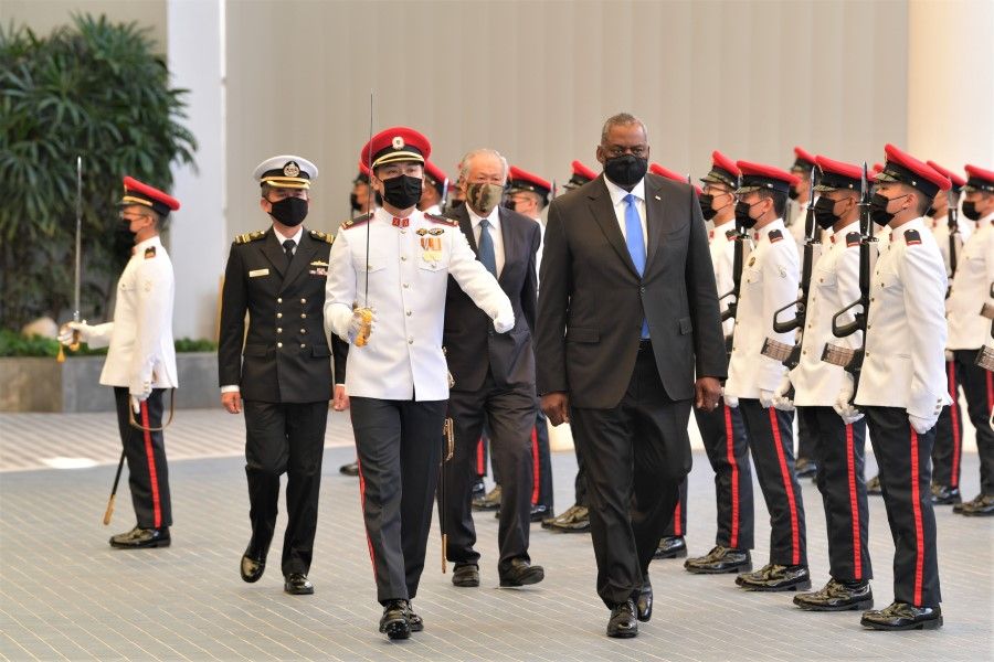 US Defence Secretary Lloyd Austin reviewing a Guard of Honour at Singapore's Ministry of Defence (MINDEF), 27 July 2021. (Ministry of Defence Singapore)
