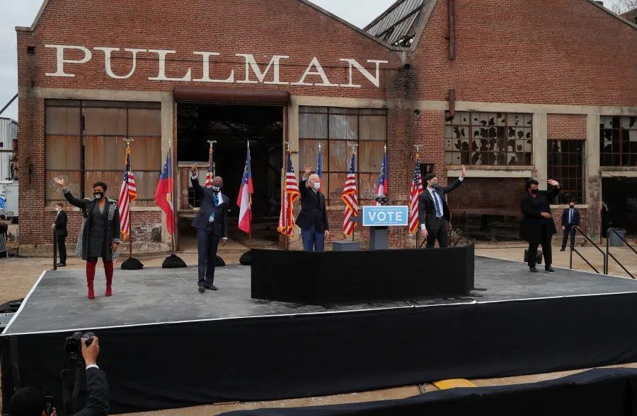 U.S. President-elect Joe Biden waves with Atlanta Mayor Keisha Lance Bottoms, Democratic US Senate candidates Rev. Raphael Warnock and Jon Ossoff as well as Georgia Democratic voting rights activist Stacey Abrams as Biden campaigns with them during a drive-in campaign rally ahead of Warnock and Ossoffs' 5 January runoff elections, at Pullman Yard in Atlanta, Georgia, U.S., 15 December 2020. (Mike Segar/REUTERS)