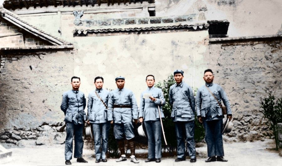 In May 1937, after the Xi'an incident, Chiang Kai-shek stopped the offensives against the CCP, and the KMT and CCP discussed how to cooperate. The photo shows CCP leader Mao Zedong (second from right) receiving KMT representatives in Yan'an.