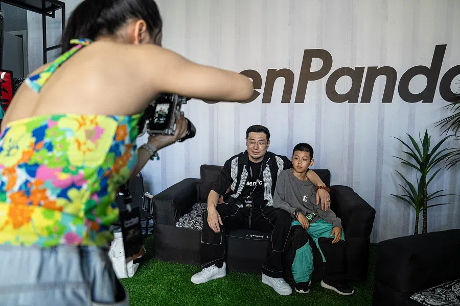 Niu Yiming took a photo with a breaking artist at a breaking competition.