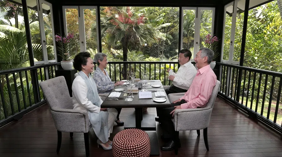 Prime Minister Lee Hsien Loong (in pink) and his wife Ho Ching (second from left) hosting Chinese President Xi Jinping (second from right) and First Lady Peng Liyuan to a four-course lunch at Corner House in the Botanic Gardens on 7 November 2015. (Facebook/Lee Hsien Loong)
