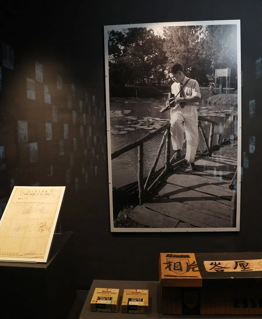 A view of the exhibition “Untold Stories: Four Singapore Artists’ Quest for Inspiration in Bali 1952” at the National Library in Singapore, showing the shoebox marked with four bold characters “相片峇厘” (“Photographs, Bali”). (SPH Media Limited)