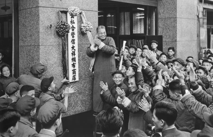 In 1956, the Communist Party implemented the "socialist transformation", nationalising private enterprises through "public-private partnerships". The photo shows industrial and commercial businesses in Shanghai responding to this policy.