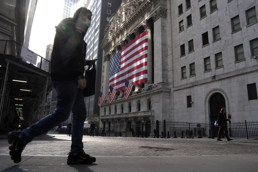 People walk past the New York Stock Exchange in the Manhattan borough of New York City, New York, U.S., 10 November 2020. (Carlo Allegri/REUTERS)