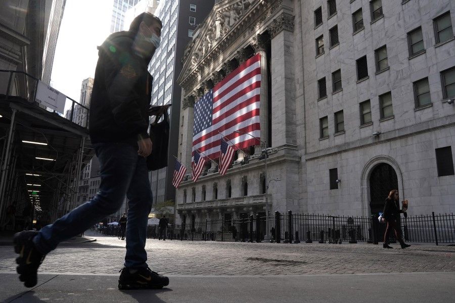 People walk past the New York Stock Exchange in the Manhattan borough of New York City, New York, U.S., 10 November 2020. (Carlo Allegri/REUTERS)