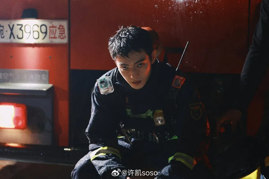Xu Kai turned down all period idol dramas in 2024 and starred in suspense drama Fire Investigator. (Weibo/许凯soso)
