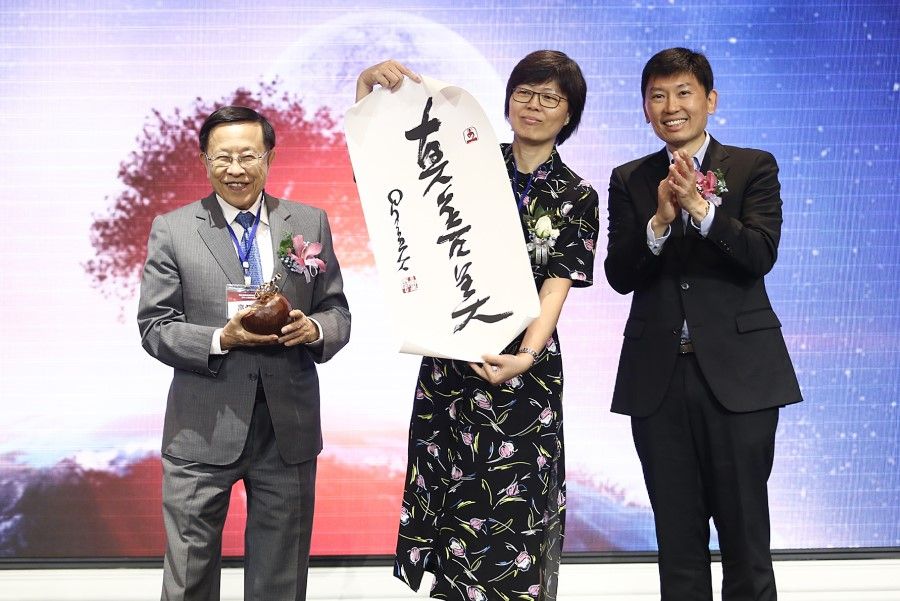 Head of Singapore Press Holdings' Chinese Media Group Lee Huay Leng (centre), with awards committee head Professor Charles Kao of the University of Wisconsin River Falls (L), and Senior Minister of State for Trade and Industry Chee Hong Tat. (SPH)