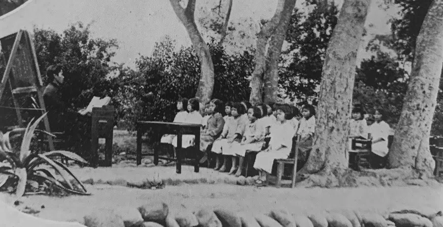 Elementary students temporarily studying outdoors at Neipu Elementary School, following the 1935 Taichung earthquake.