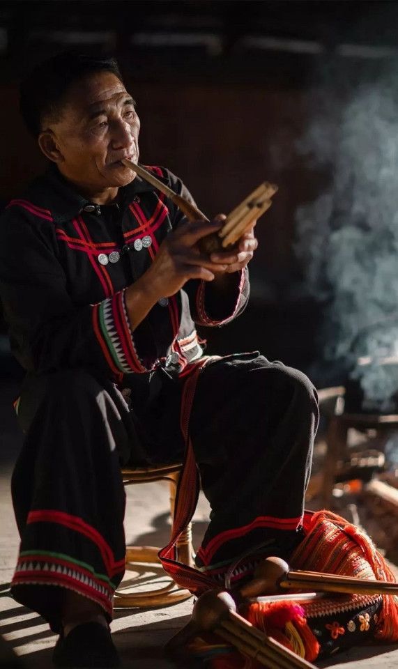 A man from the Lahu tribe plays the lusheng. (WeChat/玉茗堂前)