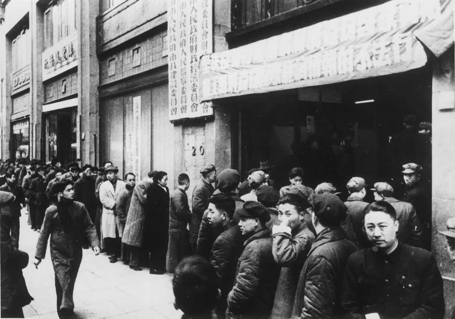 In 1952, the Shanghai People's Government encouraged reporting of illegal commercial activities, leading to long queues of informants.