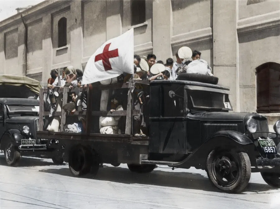 In 1937, following the Marco Polo Bridge incident, the Japanese exerted pressure on China by attacking Shanghai, which grew to become the intense Battle of Shanghai. The city was densely populated, and was also where the Western powers had stationed their troops, besides having a large foreign population. Many Western diplomats, settlers, and reporters were witnesses to this intense battle. The photo shows the Red Cross in Shanghai engaging in aid efforts on the front line, and helping to transport refugees.