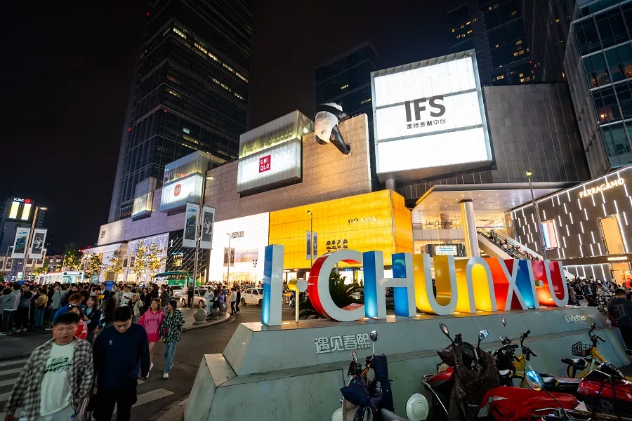 Crowds of tourists shopping at Chunxi Road in Chengdu. (iStock)