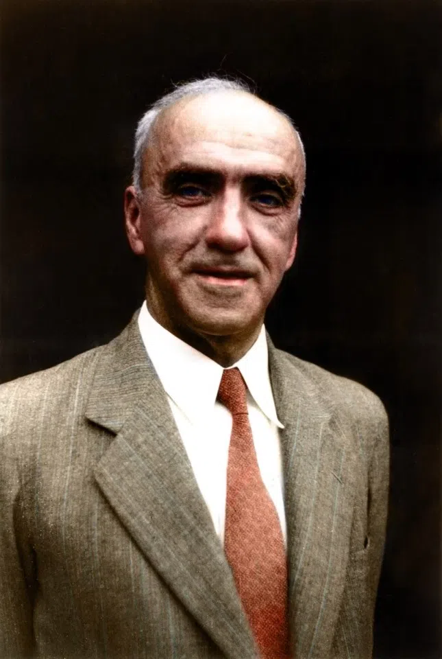 US ambassador to China John Leighton Stuart, 1946. Stuart's father was a US missionary working in China. Stuart himself was born in Hangzhou, and was the first president of Yenching University. He loved China, and in July 1946 became the US ambassador to China, supporting the KMT government according to the US government's policies. When the CCP troops entered Nanjing, Stuart tried to establish relations with the CCP, but at the time the CCP was fully inclined towards the Soviet Union, and in the end, Stuart left China.