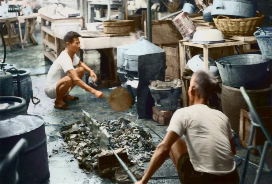 In the 1950s, hawker centres disposed of used charcoal without proper management. Items were placed haphazardly, reflecting subpar hygiene and public safety standards.