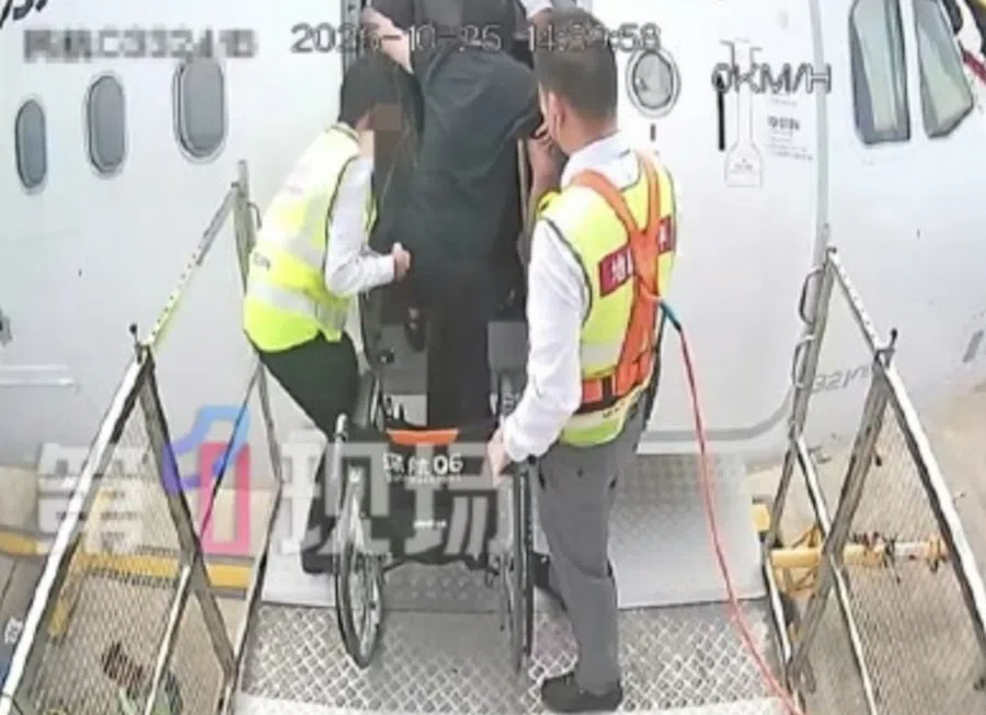 Screenshot of a video showing Zheng Zhihua boarding an airplane at Shenzhen Airport.
