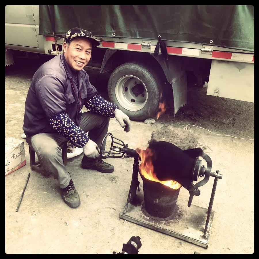 A once-familiar sight on many city streets, this popcorn maker, now operating in the village of Qingshancun, Hangzhou, Zhejiang, is one of many disappearing street food vendors from cities.
