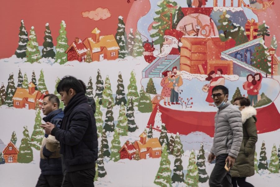 Shoppers walk through a festive-themed market in Shanghai, China on 19 December 2020. (Qilai Shen/Bloomberg)