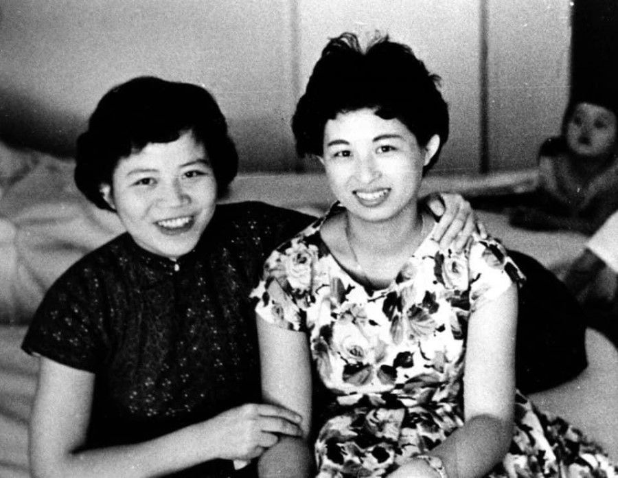 In the mid-1970s, Lin Liyun (left), in her capacity as a high-ranking member of the Chinese Communist Party, visited Japan and spent time with her relatives in Kobe, just like in the old days.