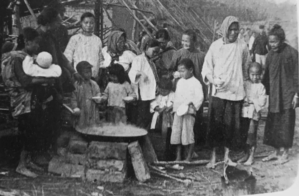 Earthquake victims in Da Nanbu, Zhunan county, following the 1935 Taichung earthquake.