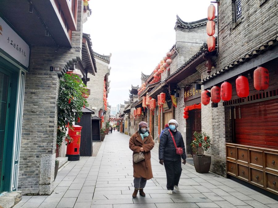 The health and political threats posed by the coronavirus outbreak is far more serious than SARS. In this photo taken in Guilin on the second day of the Chinese New Year (26 Jan), people are seen wearing masks on empty streets during an especially quiet festive season this year. (CNS)