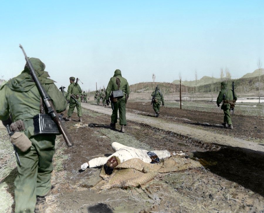In February 1951, the UNC regrouped after retreating southwards. The photo shows a North Korean corpse on the ground as US troops advance. The US army mainly carried M1 Garand semi-automatic rifles.