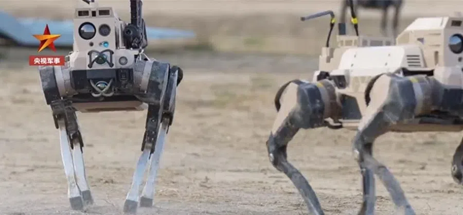 Beyond assaults, the robot wolves can also transport provisions such as replacement rocket launchers, ammunition, first aid kits and communications equipment in unmanned resupply for the troops. (Internet)