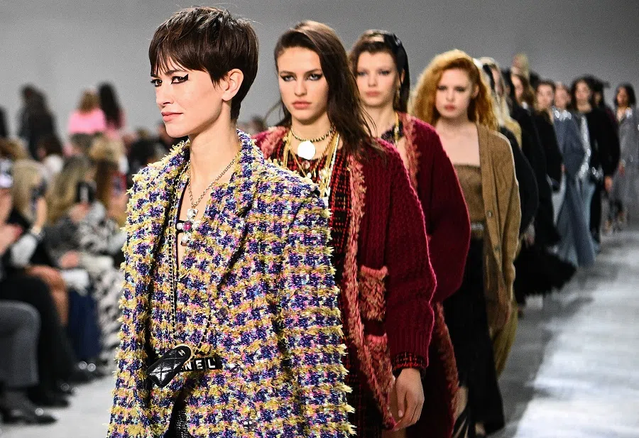 Models present creations during the Chanel "Metiers d'art 2021-2022" show at 19M in Paris, France, on 7 December 2021. (Christophe Archambault/AFP)