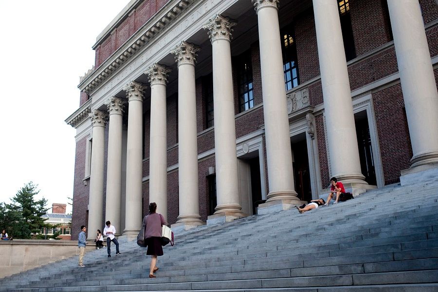 Students, tourists and visitors gather in front of the Harry Elkins Widener Library on the campus of Harvard University in Cambridge, Massachusetts, US, on 21 June 2011. (Kelvin Ma/Bloomberg)