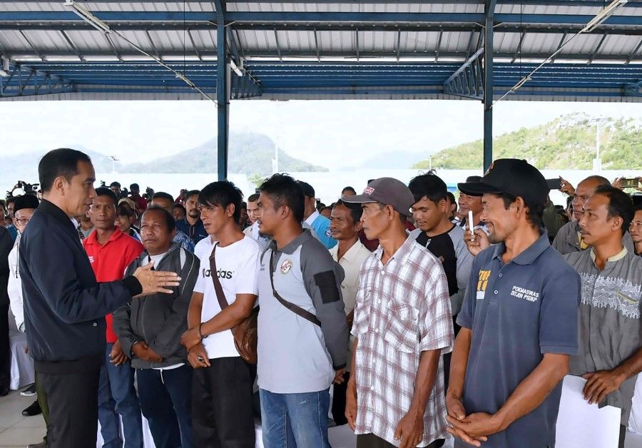 President Joko Widodo (L) speaking to fishermen during his visit to the Natuna islands. Indonesia has deployed fighter jets and warships to patrol islands near the disputed South China Sea, the military said on January 8, escalating tensions with Beijing after a diplomatic spat over "trespassing" Chinese vessels. (Handout/Presidential Palace/AFP)