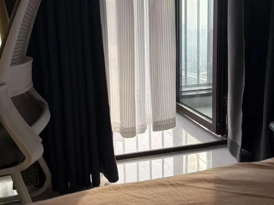 Zhao Yuqing (pseudonym) turns into a “rat person” on weekends. This is what she sees lying on her bed in her rental apartment. (Photo provided by interviewee)