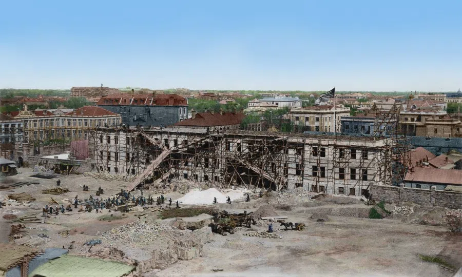 The US military camp in Beijing city, 1915. It was located on the west side of the US embassy, originally with east and west barracks, both one-storey buildings linked by a corridor. To expand its troops in China, in 1918, the US built a new barracks on the site of the old west barracks, and made it a four-storey building.