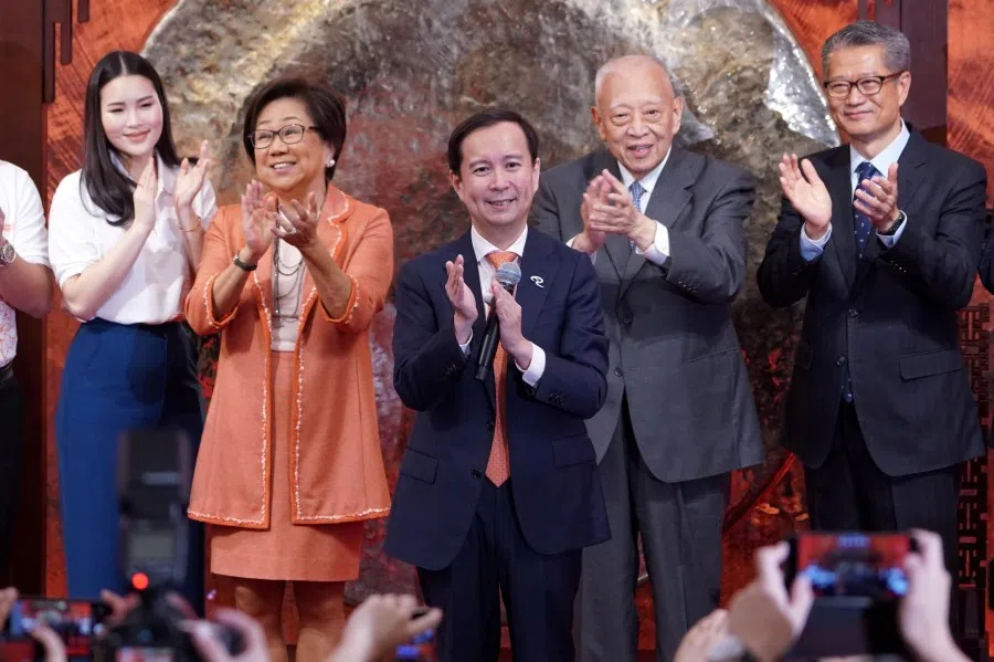 Alibaba's Chairman and Chief Executive Officer Daniel Zhang, Hong Kong Financial Secretary Paul Chan, HKEX Chairman Laura Cha and former Hong Kong chief executive Tung Chee-hwa attend Alibaba Group's listing ceremony at the Hong Kong Stock Exchange (HKEX). (Zhang Wei/CNS)