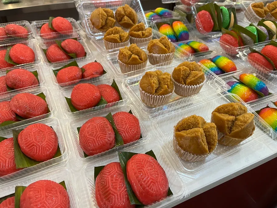 Ang ku kueh and huat kueh at Ji Xiang, Victoria Street, Singapore. (Photo: Charlene Chow)