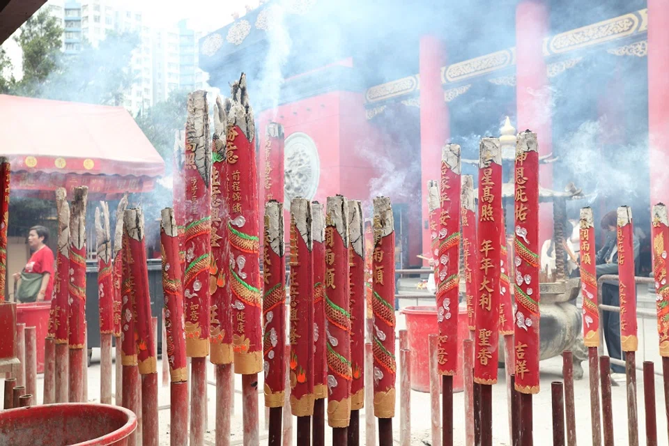 People flock to the Che Kung Temple in Hong Kong, China, to pray and ask for blessings. (iStock)