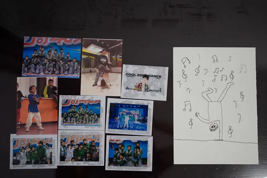 The school art class asked everyone to draw their hobbies. Zhuangzhuang drew himself breakdancing.